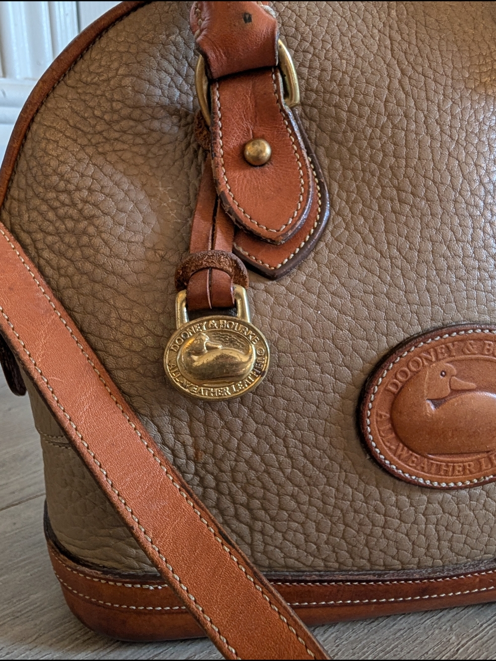 ✨ Vintage Dooney & Bourke Taupe and Brown Pebble Leather Dome Satchel - Picture 11 of 16